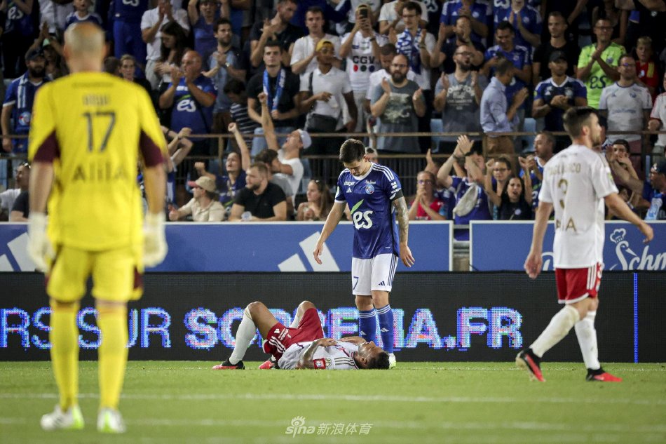 形成鲜明对 形成鲜明对